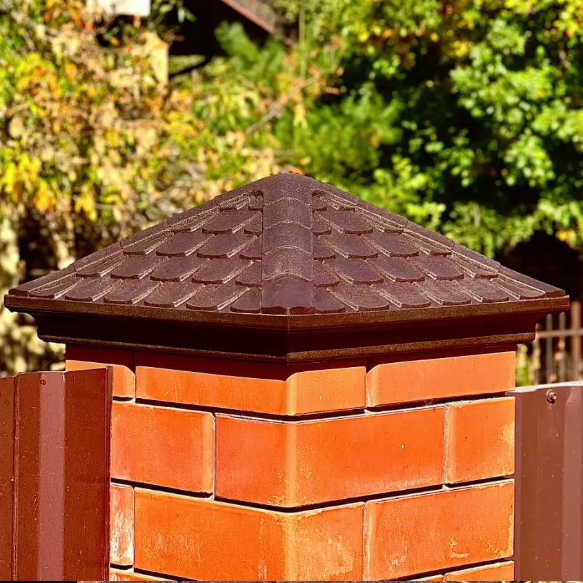 Фото 2 Колпак Elbrus Коричневый на столбах кирпичного забора