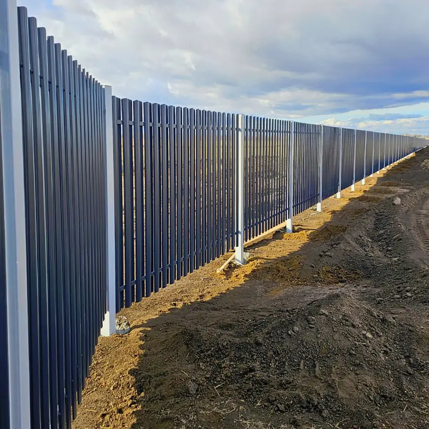 Фото 9 штакетник полукруглый 7024 двусторонний в коттеджном поселке