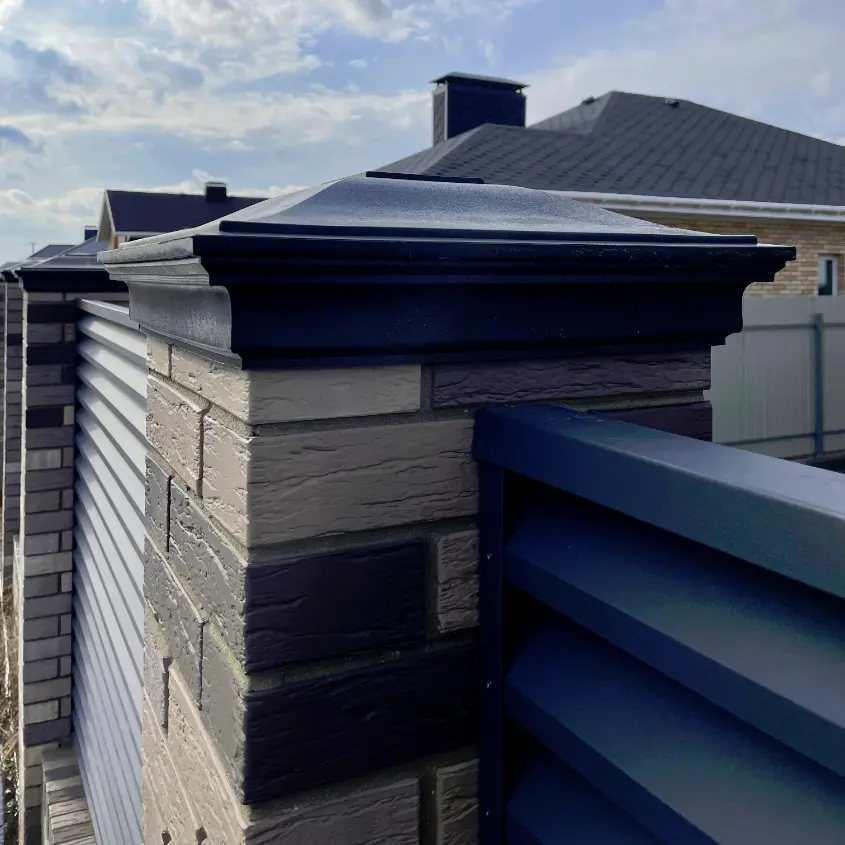 Фото 10 колпак Monblan Серый на столбах забора типа жалюзи